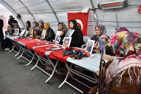 B­ü­y­ü­k­e­l­ç­i­l­e­r­d­e­n­ ­D­i­y­a­r­b­a­k­ı­r­ ­a­n­n­e­l­e­r­i­n­e­ ­z­i­y­a­r­e­t­